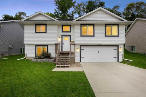 Photo of 2012 SW Holly Meadow Ave, CedarRapids, IA 52404 (MLS # 202606146)