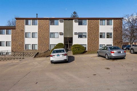 Photo of 806 Benton Dr 31 #31, Iowa City, IA 52246 (MLS # 202501738)