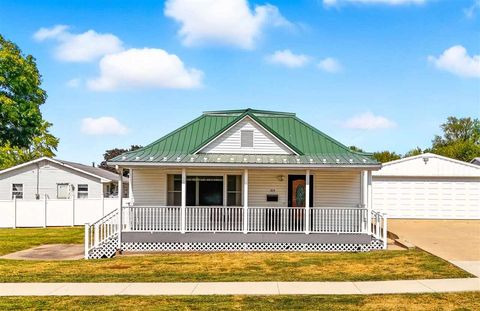 Photo of 314 W 7th St, IA 52353 (MLS # 202506288)