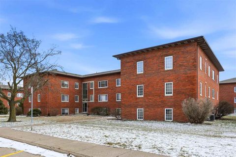 Photo of 400 Grandview Ct 408 #408, IowaCity, IA 52246 (MLS # 202507453)