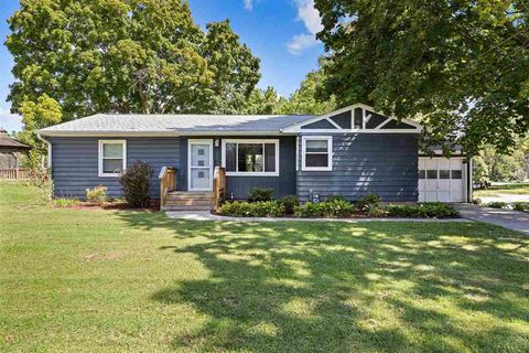 Photo of 1850 Muscatine Ave, IowaCity, IA 52240 (MLS # 202601484)