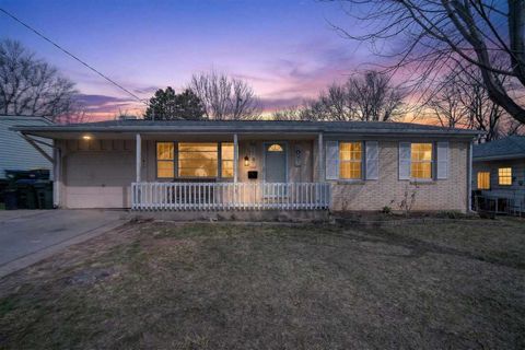 Photo of 1416 Brookwood Dr, IowaCity, IA 52240 (MLS # 202601942)