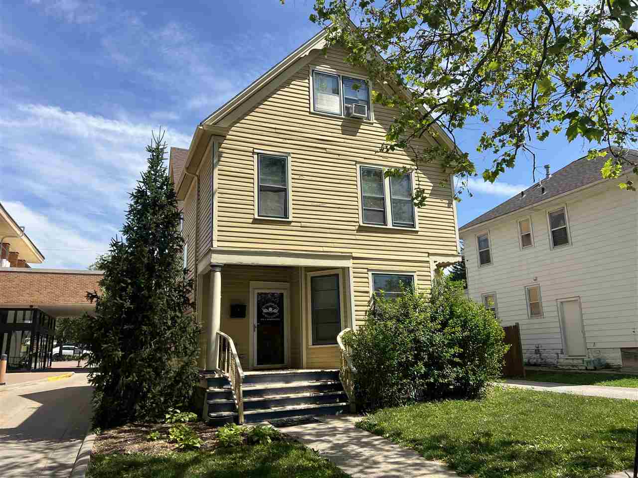 Photo 1 of 31 — 616 E Bloomington St, IowaCity, IA 52245