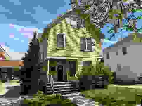 Photo of 616 E Bloomington St, IowaCity, IA 52245 (MLS # 202603610)