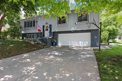 Photo of 16 Ealing Dr, Iowa City, IA 52246 (MLS # 202504424)