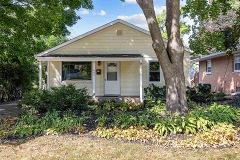 Photo of 1607 Ridge St, IowaCity, IA 52240 (MLS # 202600411)