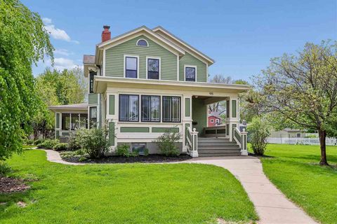 Photo of 915 E Bloomington Street, IowaCity, IA 52245 (MLS # 202602931)