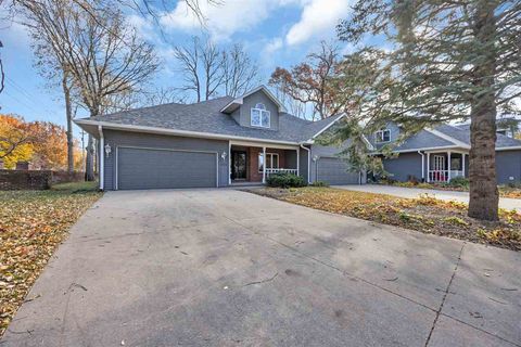 Photo of 1002 Marcy St, IowaCity, IA 52240 (MLS # 202507006)