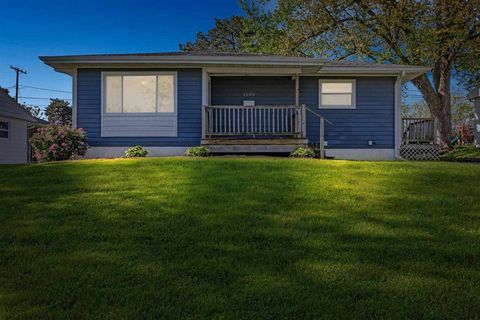 Photo of 1105 Clifton St NE, Cedar Rapids, IA 52402 (MLS # 202503108)