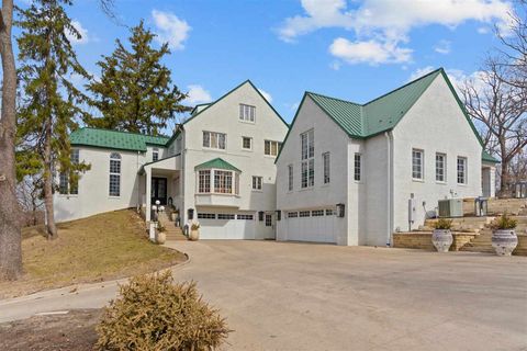 Photo of 1100 N Dubuque St, Iowa City, IA 52245 (MLS # 202501829)