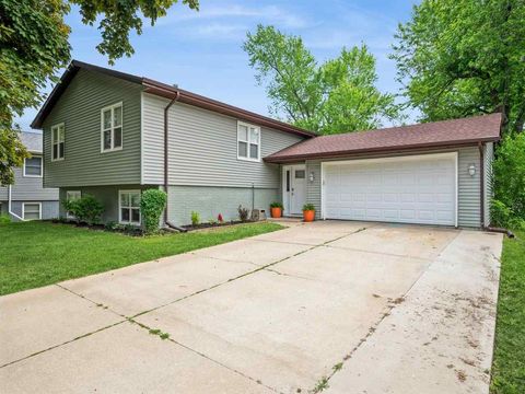 Photo of 6032 NE Oakwood Ave, Cedar Rapids, IA 52402 (MLS # 202503790)
