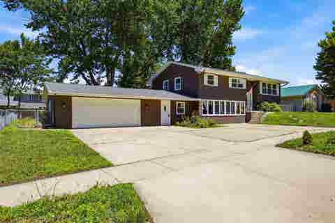 Photo of 502 NE Crimson Dr, CedarRapids, IA 52402 (MLS # 202603829)