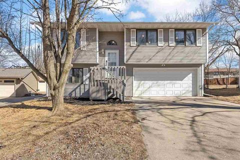 Photo of 1174 Briar Dr, IowaCity, IA 52240 (MLS # 202601394)