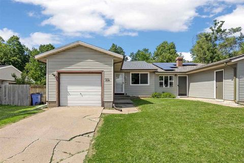Photo of 2526 Ellis View Ct NW, CedarRapids, IA 52405 (MLS # 202603689)
