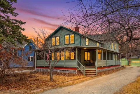 Photo of 712 Ronalds St, IowaCity, IA 52245 (MLS # 202601333)