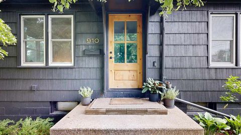 Photo of 910 3rd Ave, Iowa City, IA 52240 (MLS # 202504809)