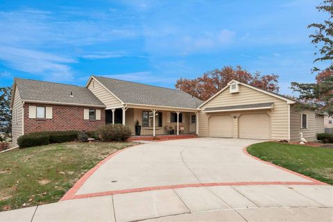 Photo of 6 Gilmore Ct, IowaCity, IA 52246 (MLS # 202507105)