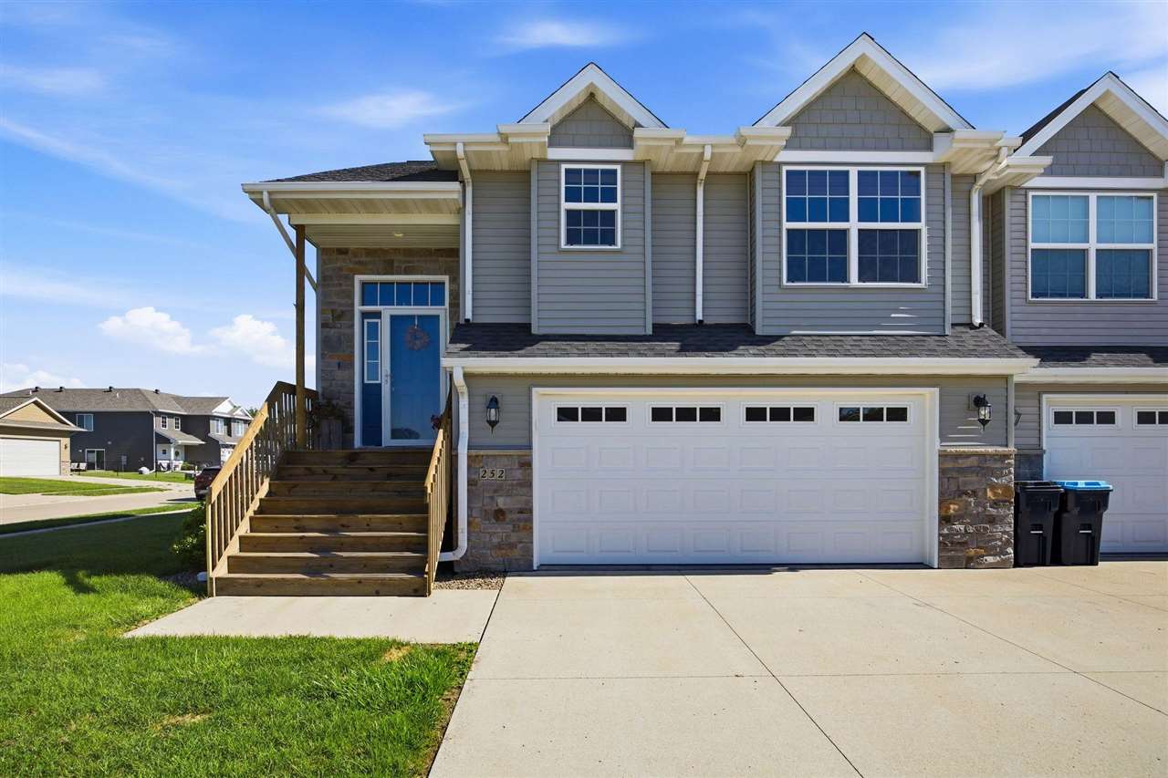 Photo 1 of 24 — 252 Sierra Park Dr, Hills, IA 52235