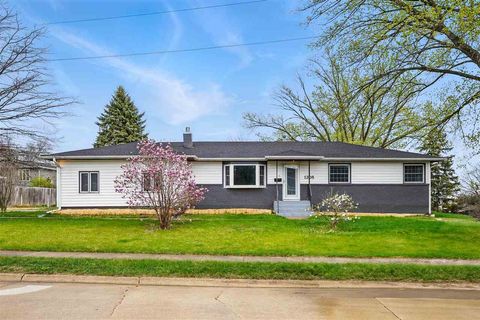 Photo of 1208 Wylde Green Rd, Iowa City, IA 52246 (MLS # 202502704)