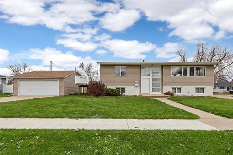 Photo of 2200 Country Club Dr, Marion, IA 52302 (MLS # 202507131)