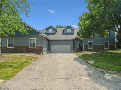 Photo of 4625 Westchester Dr NE #D, Cedar Rapids, IA 52402 (MLS # 202505101)