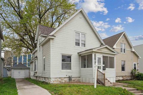 Photo of 1010 10th St SW, Cedar Rapids, IA 52404 (MLS # 202502921)