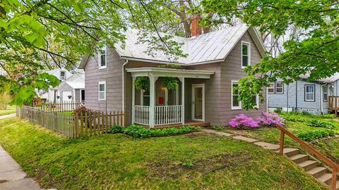 Photo of 903 S Van Buren St, Iowa City, IA 52240 (MLS # 202502957)