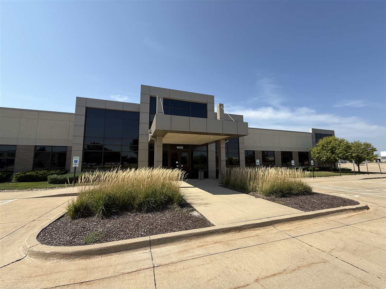 Photo 1 of 10 — 1450 N Center Point Rd, Hiawatha, IA 52233