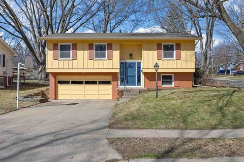 Photo of 3040 Stanford Ave, IowaCity, IA 52245 (MLS # 202601956)