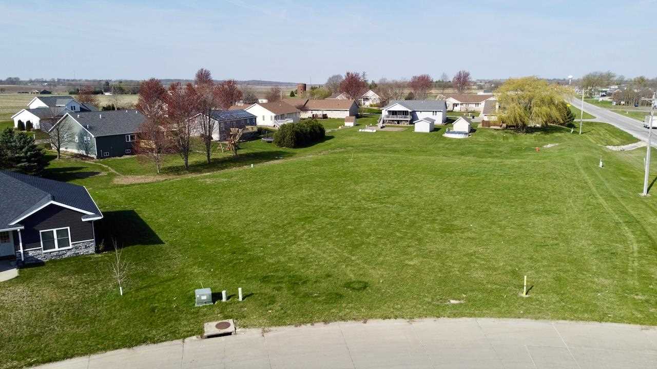 Photo 1 of 19 — 105 Fairlawn Ct, Marengo, IA 52301