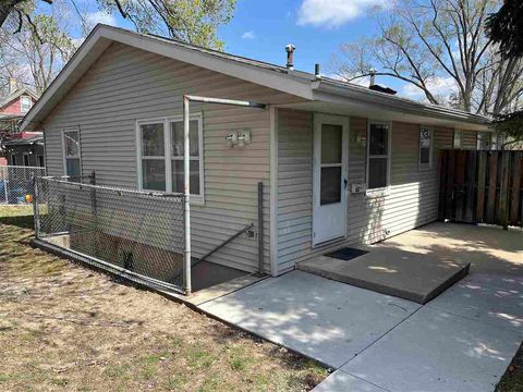 Photo of 831 Maggard St, Iowa City, IA 52240 (MLS # 202502478)