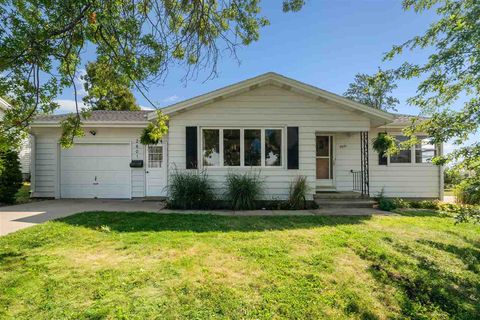 Photo of 2601 Teresa Dr SW, CedarRapids, IA 52404 (MLS # 202602055)