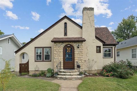 Photo of 2419 C Ave NE, Cedar Rapids, IA 52402 (MLS # 202505614)