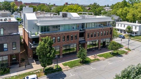 Photo of 251 N Linn St, Iowa City, IA 52245 (MLS # 202504163)