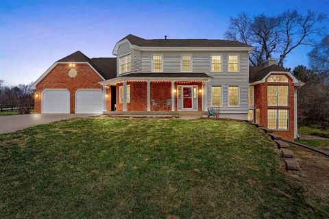 Photo of 942 Bluffwood Dr, IowaCity, IA 52245 (MLS # 202602025)