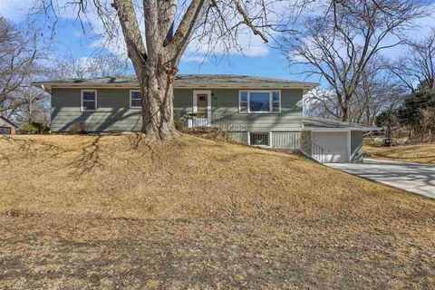Photo of 528 Beldon Ave, IowaCity, IA 52246 (MLS # 202601500)