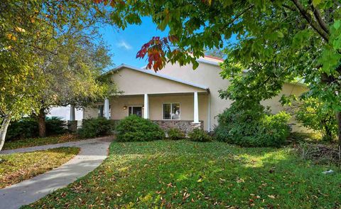Photo of 216 S 15th Ave, IA 52353 (MLS # 202506357)