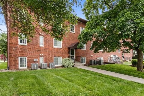 Photo of 100 Grandview Ct #114, Iowa City, IA 52246 (MLS # 202502529)