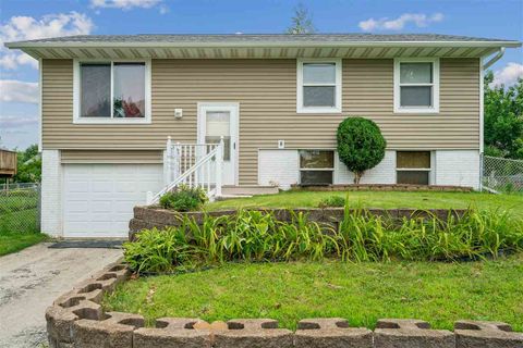 Photo of 6612 Inwood Lane NE, Cedar Rapids, IA 52402 (MLS # 202504762)