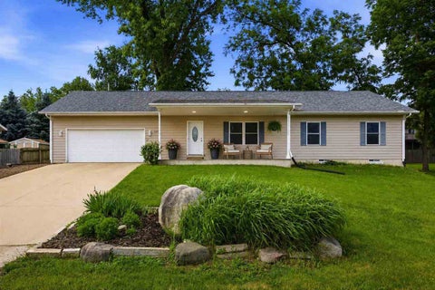 Photo of 325 Hillview Dr, Marion, IA 52302 (MLS # 202603734)