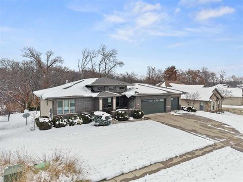 Photo of 105 Auburn East Ln, Coralville, IA 52241 (MLS # 202507222)
