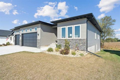 Photo of 704 Beck Dr, Solon, IA 52333 (MLS # 202506096)