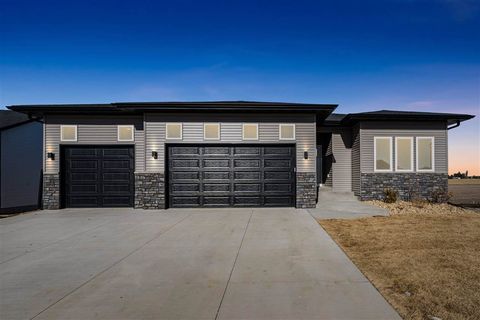Photo of 704 Beck Dr, IA 52333 (MLS # 202506096)