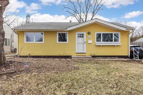 Photo of 1417 Pine St, Iowa City, IA 52240 (MLS # 202501807)