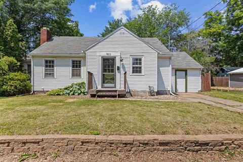 Photo of 911 S Van Buren St, Iowa City, IA 52240 (MLS # 202503955)