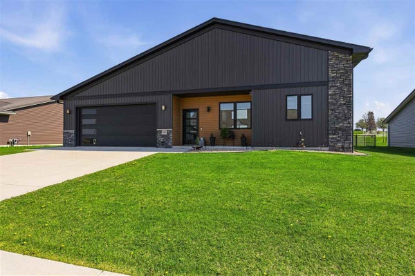 146 TOWNE CENTRE DR, URBANA, IA 52345 - Image 417ee46447df8033801985ee4c58abb9/357094336