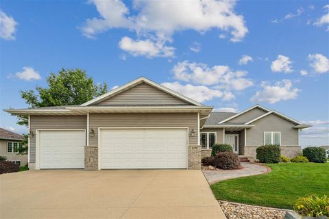 Photo of 4390 McGowan Blvd, Marion, IA 52302 (MLS # 202505083)
