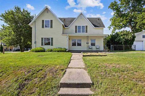 Photo of 219 Myrtle Ave, IowaCity, IA 52246 (MLS # 202601958)