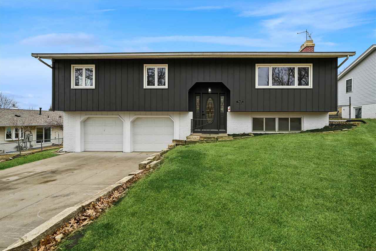 Photo 1 of 27 — 3632 Lynbrook Dr NE, CedarRapids, IA 52402