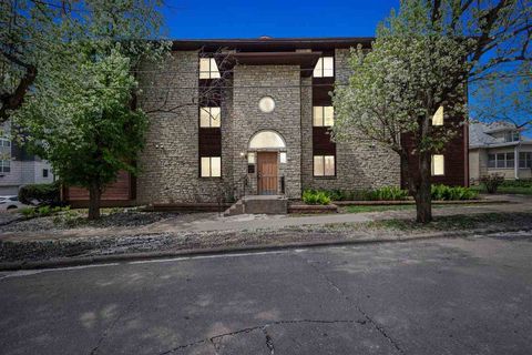 Photo of 25 Lincoln Ave 10 #10, Iowa City, IA 52246 (MLS # 202502776)